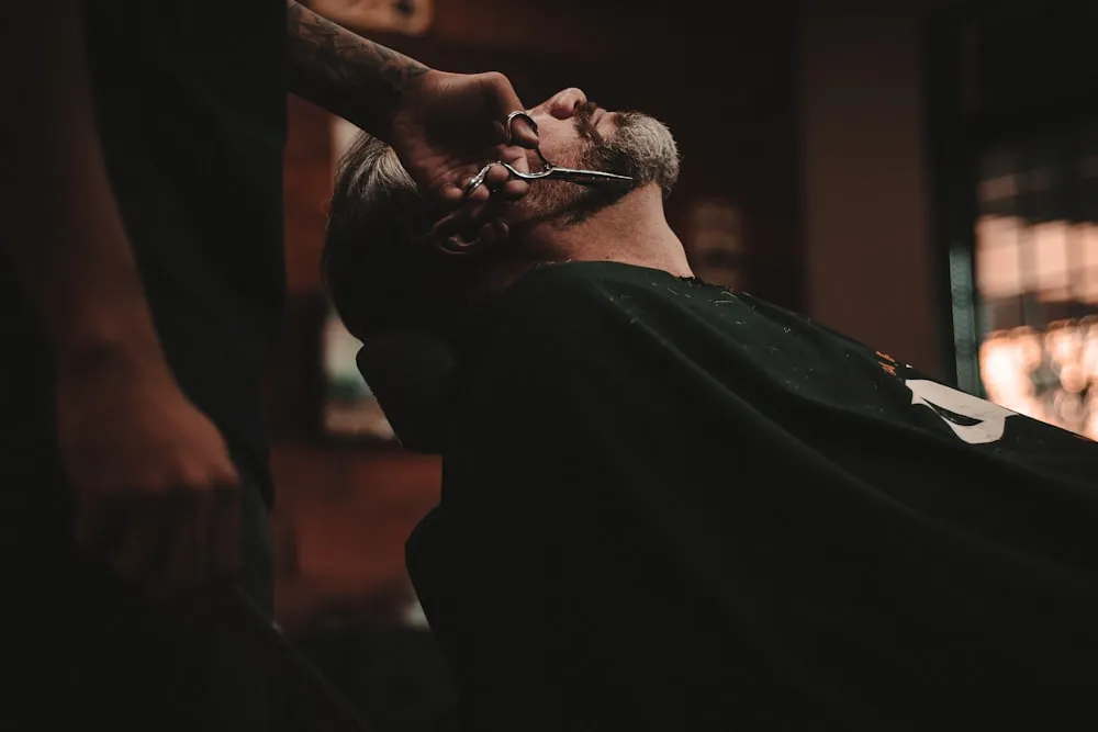 Barbearia com tela digital de anúncios indoor no interior do RS