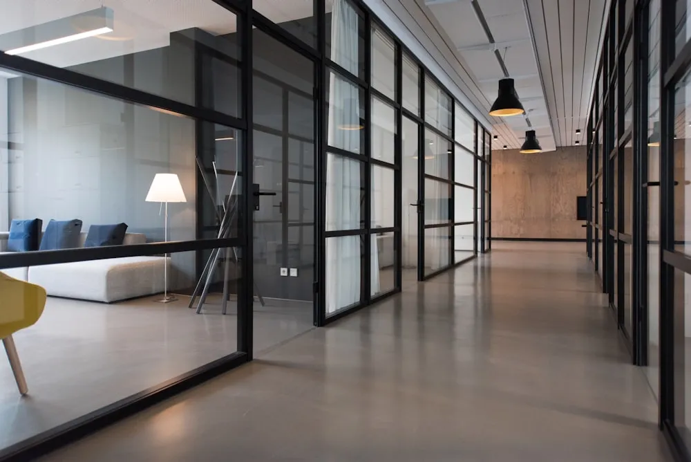 Recepção de coworking com tela digital de mídia indoor